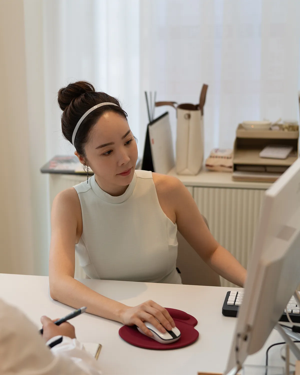 상담 책상에서 평가 결과를 모니터로 확인하는 대표원장